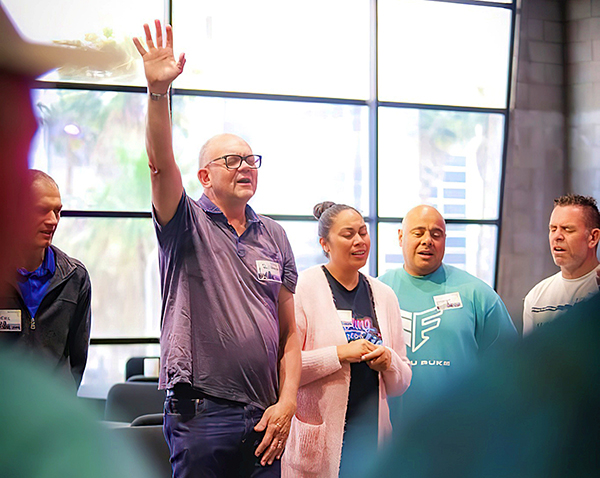 Paul and others in worship 600400